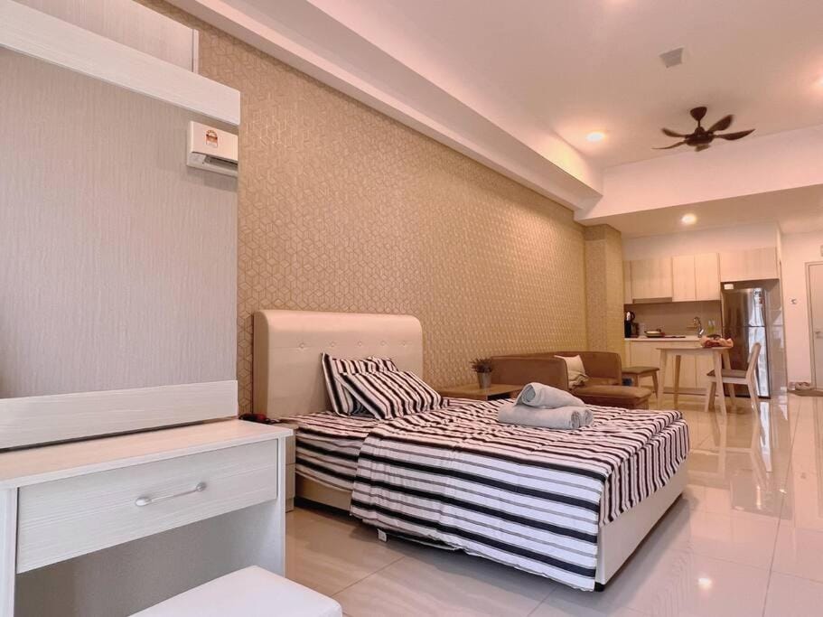 Bed, Kitchen or kitchenette, Living room, Photo of the whole room, Seating area, Bedroom, fireplace
