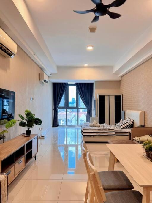 Bed, TV and multimedia, Living room, Photo of the whole room, Seating area, Dining area, Bedroom, fireplace, air conditioner