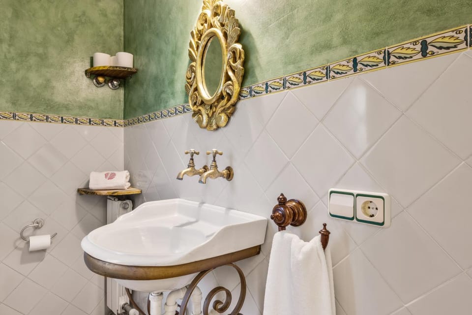 Bathroom, towels