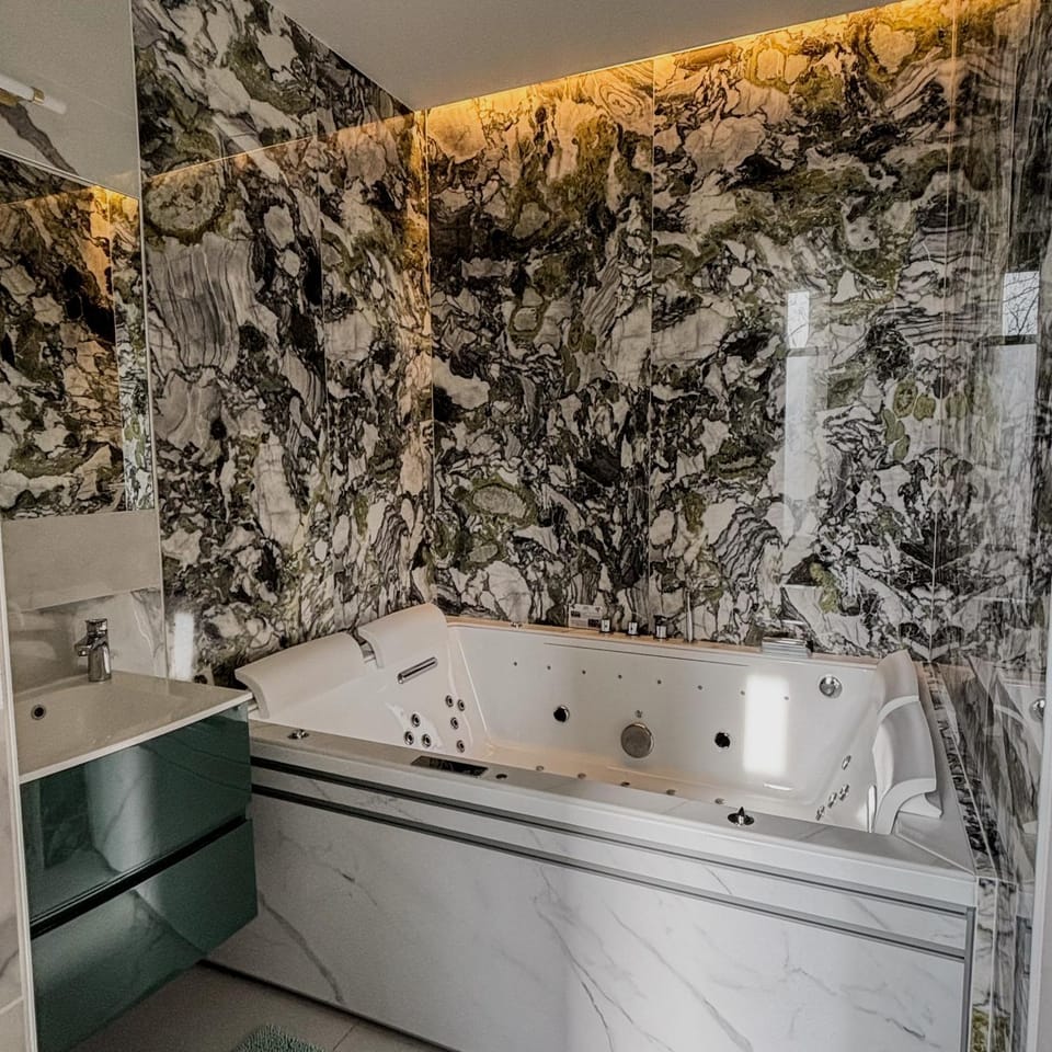 Hot Tub, Bathroom