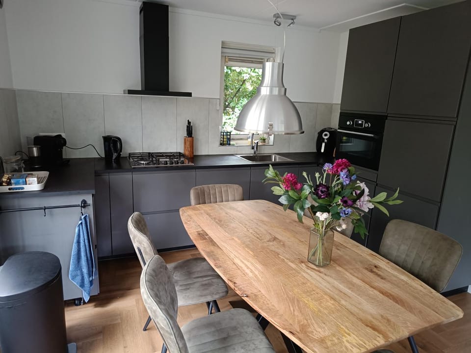 Coffee/tea facilities, Dining area, dishwasher, oven, stove, kitchen