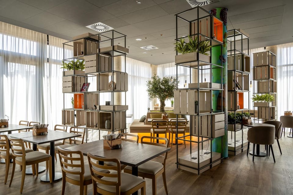 Restaurant/places to eat, Seating area, Food