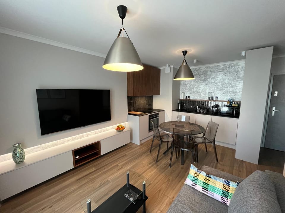 Communal lounge/ TV room, TV and multimedia, Kitchen or kitchenette, Living room, Seating area, Dining area