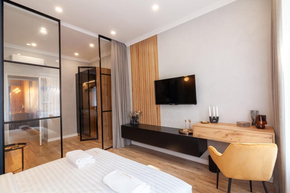 Bed, TV and multimedia, Photo of the whole room, Bedroom, hair dresser, wardrobe