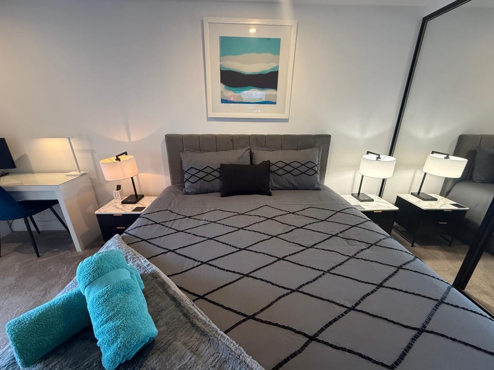 Midnight Luxe 1BR Apartment in the heart of Braddon Views from L7 Pool Sauna Gym Secure Parking Wifi Wine Apartment in Canberra