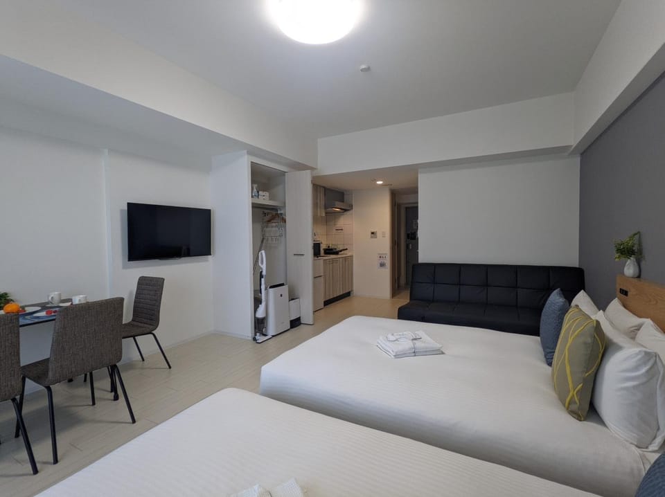 Bed, TV and multimedia, Kitchen or kitchenette, Dining area, Bedroom, wardrobe, kitchen