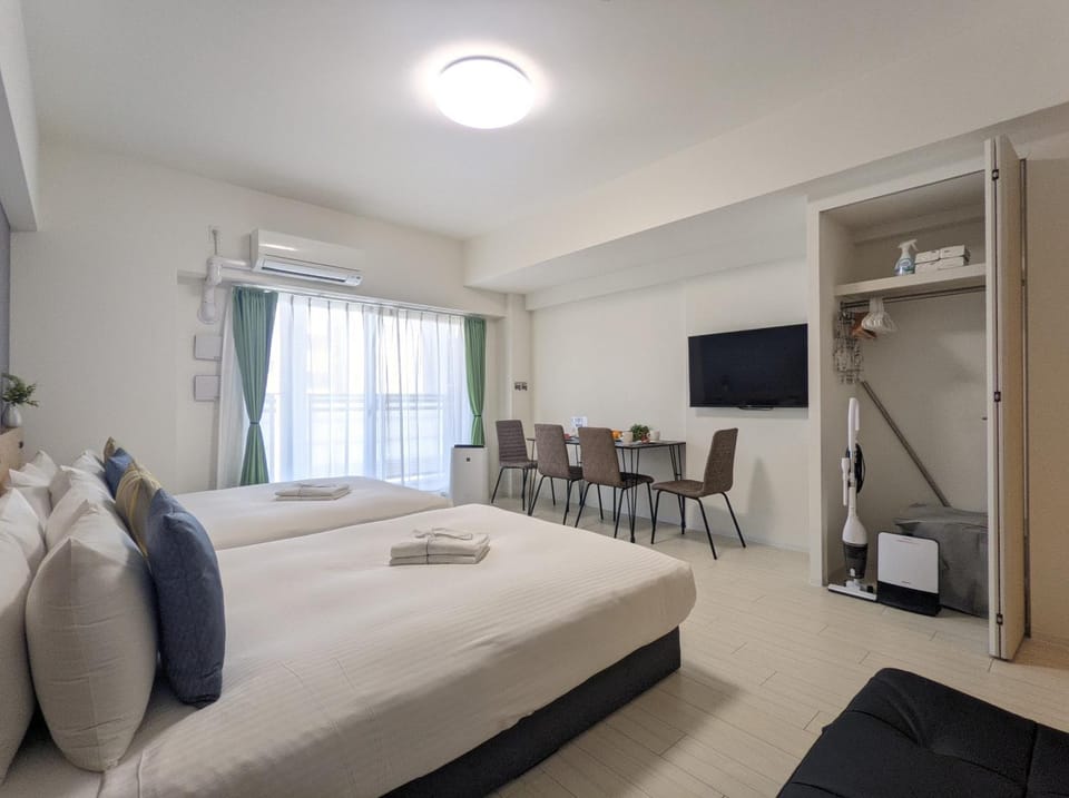Bed, TV and multimedia, Balcony/Terrace, Dining area, Bedroom, wardrobe