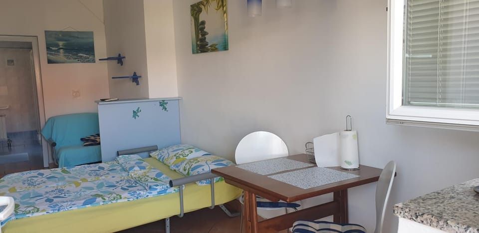 Bed, Dining area