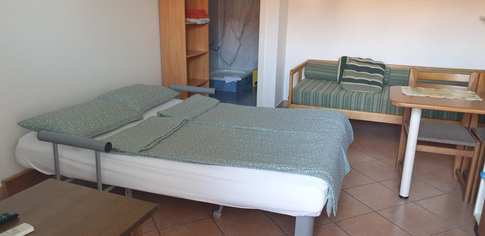 Bed, Photo of the whole room, Seating area, Bedroom
