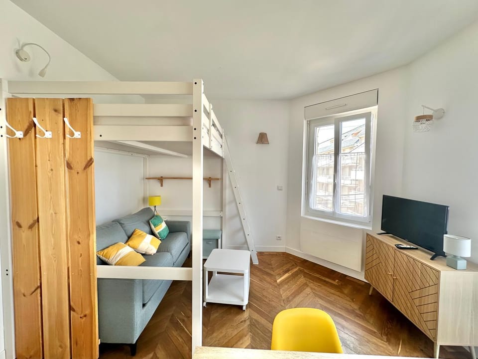 Bed, TV and multimedia, Living room