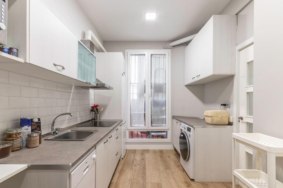 Kitchen or kitchenette, dishwasher, minibar, stove