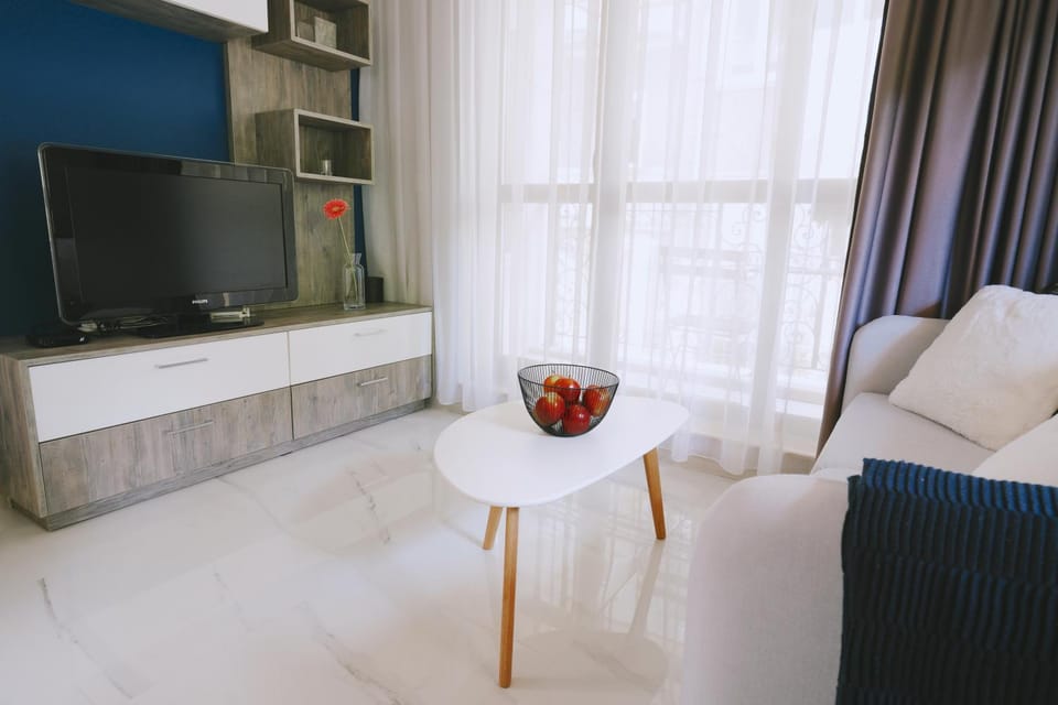 TV and multimedia, Living room, Seating area, Evening entertainment