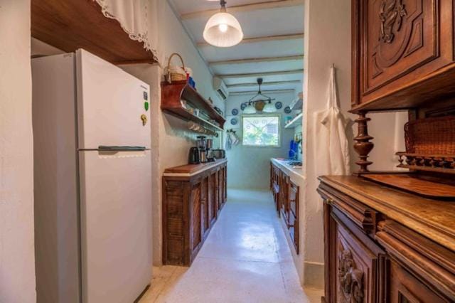 Kitchen or kitchenette, minibar