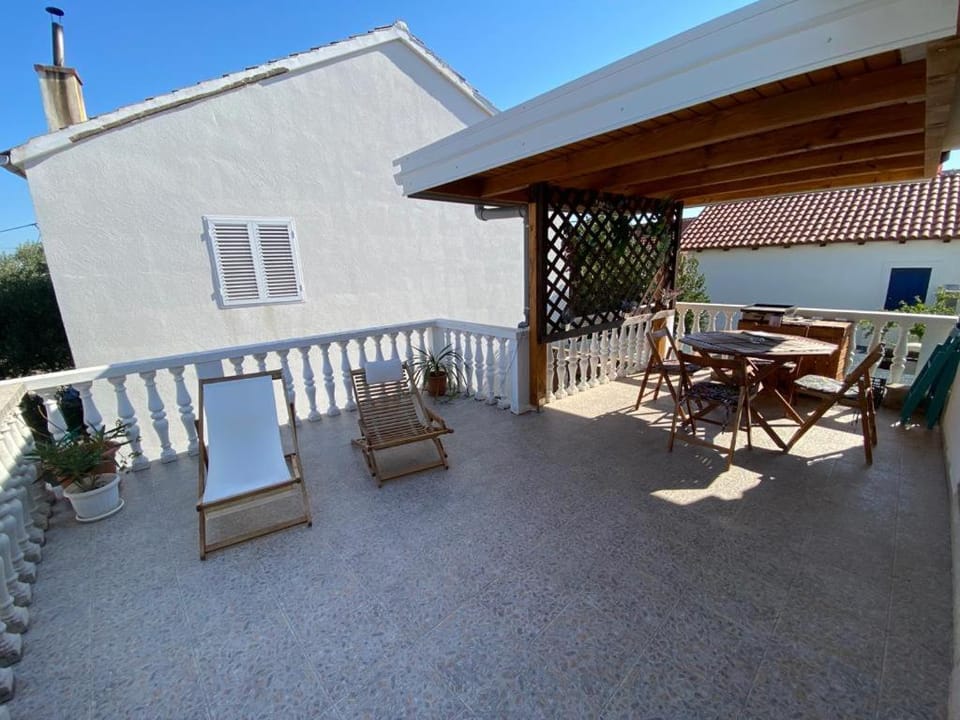 Property building, Day, Balcony/Terrace, Seating area