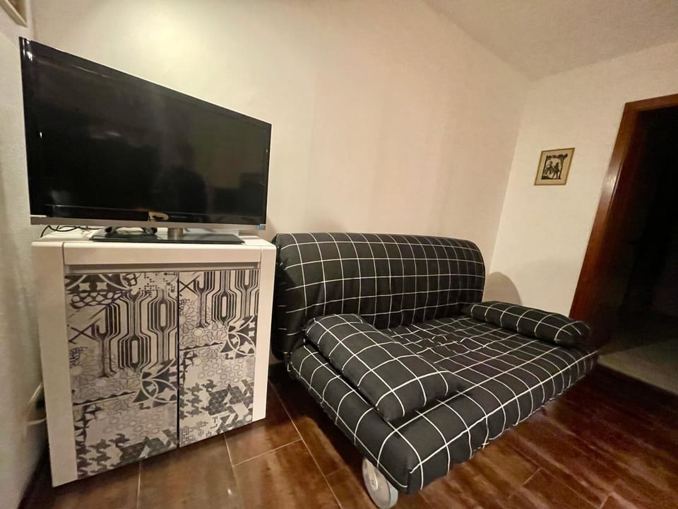 Communal lounge/ TV room, TV and multimedia, Living room, Seating area, Evening entertainment