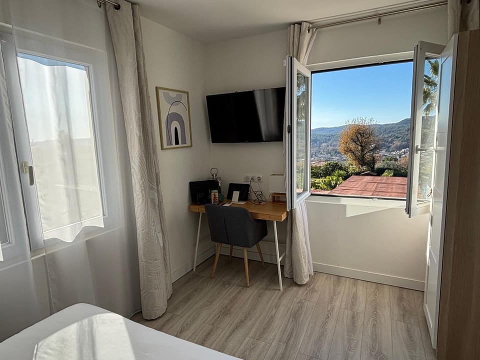 Bed, Natural landscape, TV and multimedia, View (from property/room), Bedroom, Mountain view