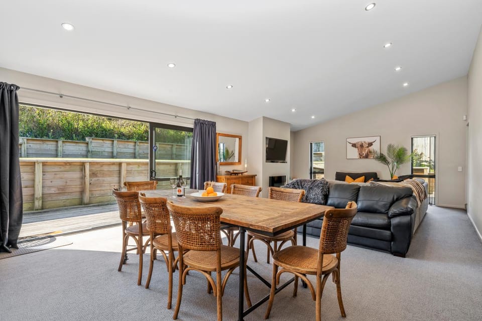 Seating area, Dining area