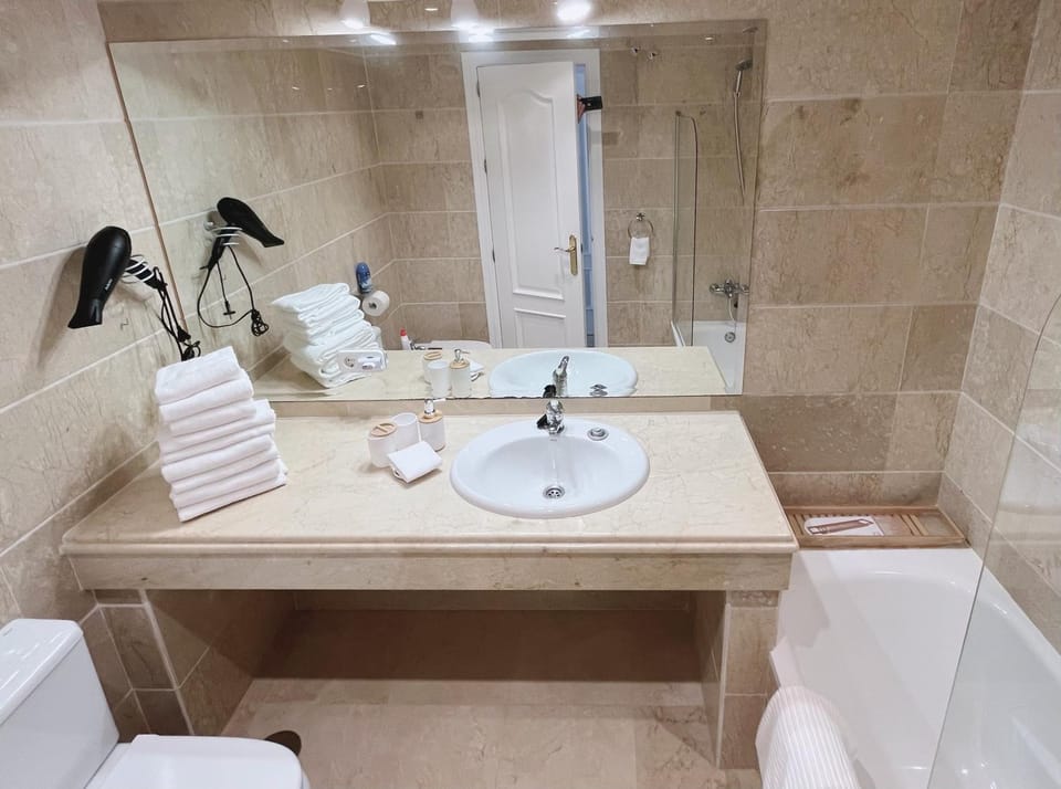Shower, Toilet, Bathroom, towels