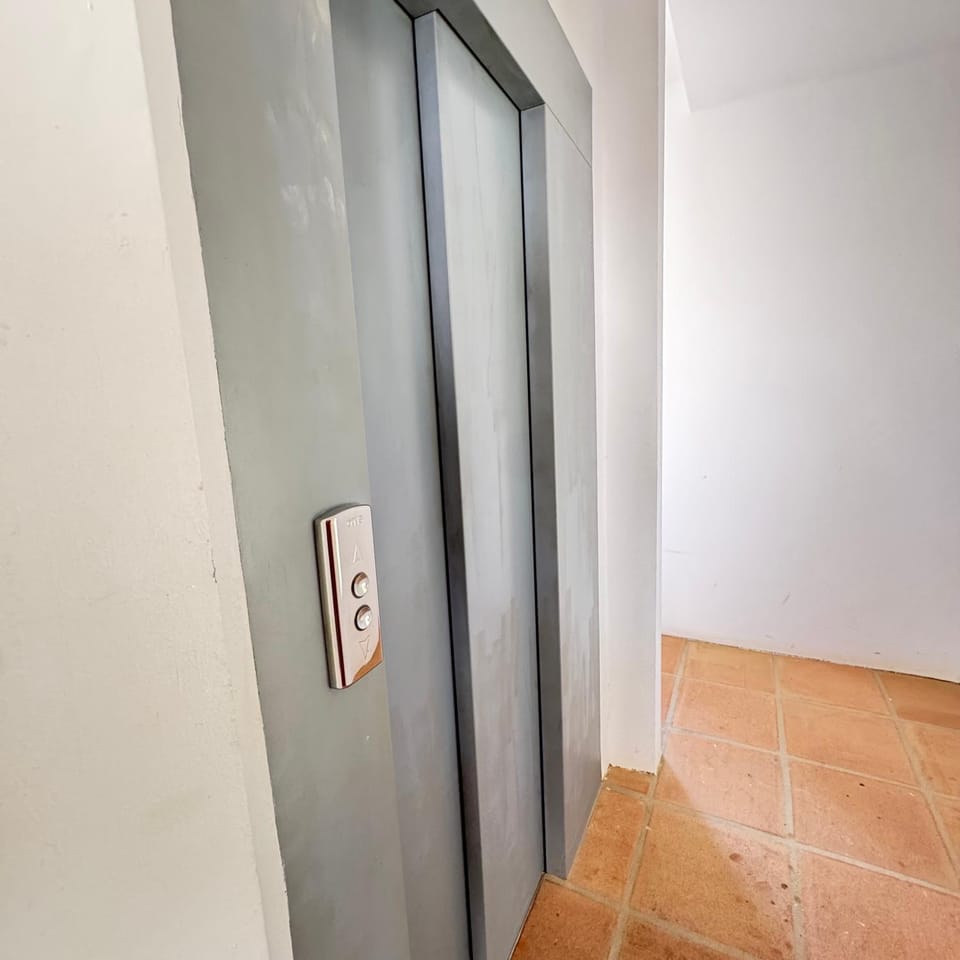 Area and facilities, elevator