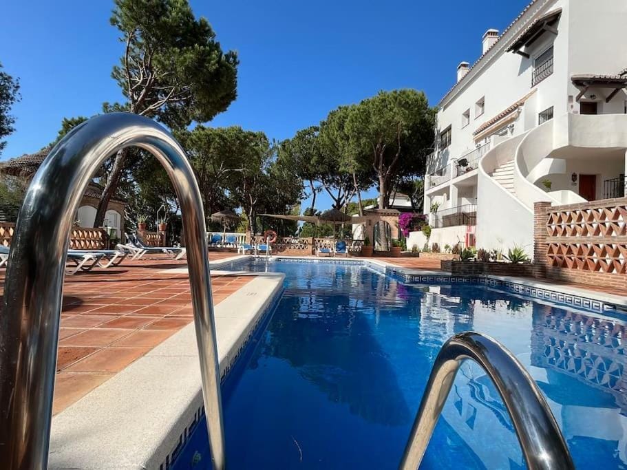 Property building, Day, Summer, Pool view, Swimming pool, sunbed