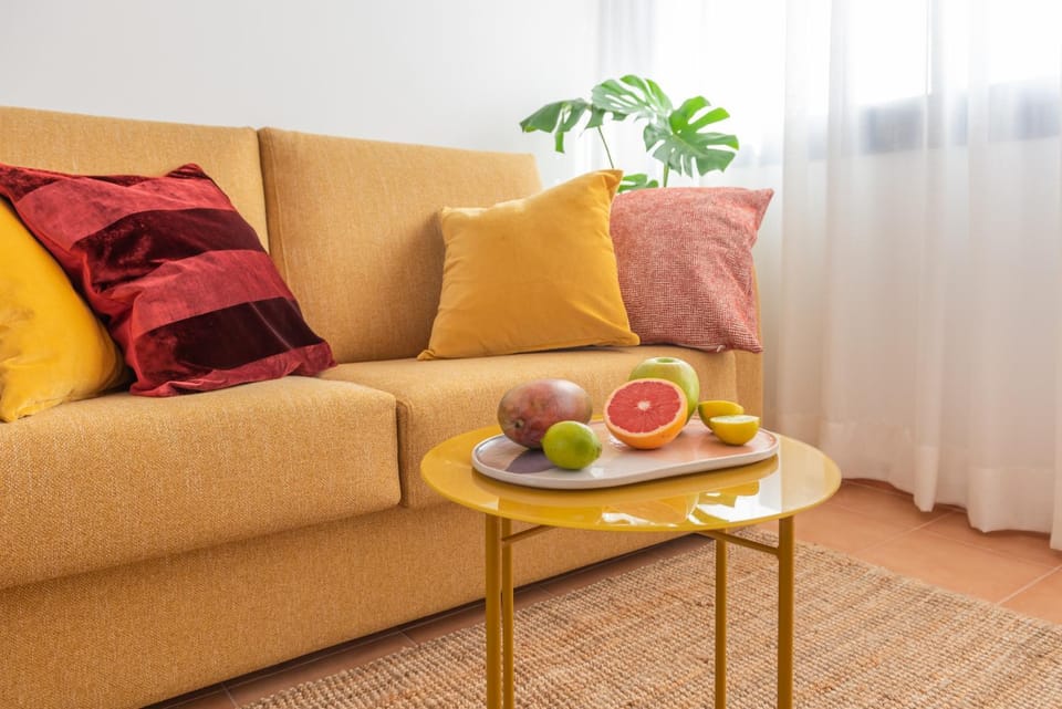 Living room, Food and drinks, Seating area, Food