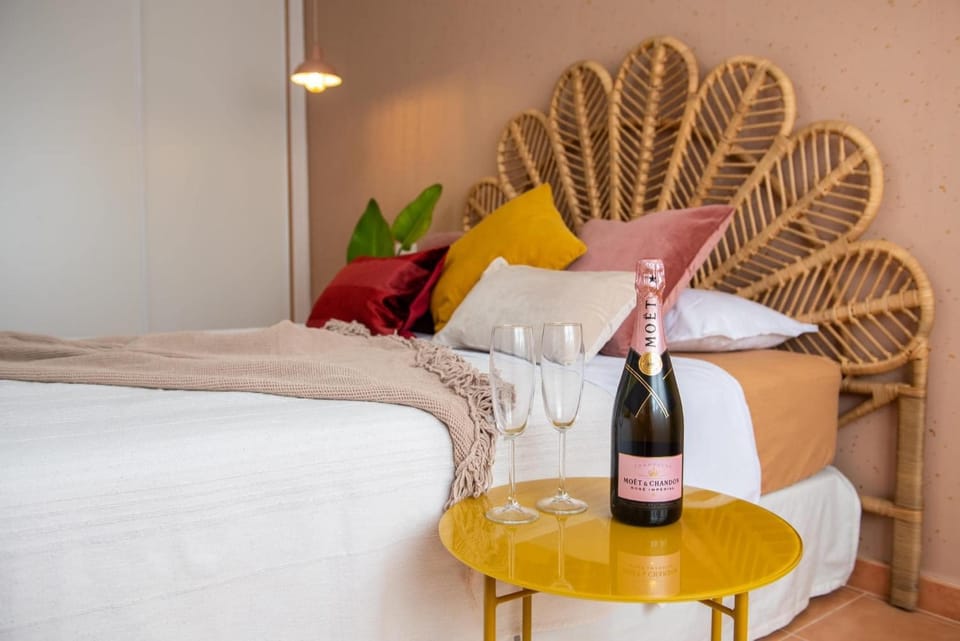 Bed, Food and drinks, Photo of the whole room, Bedroom, Drinks, Alcoholic drinks