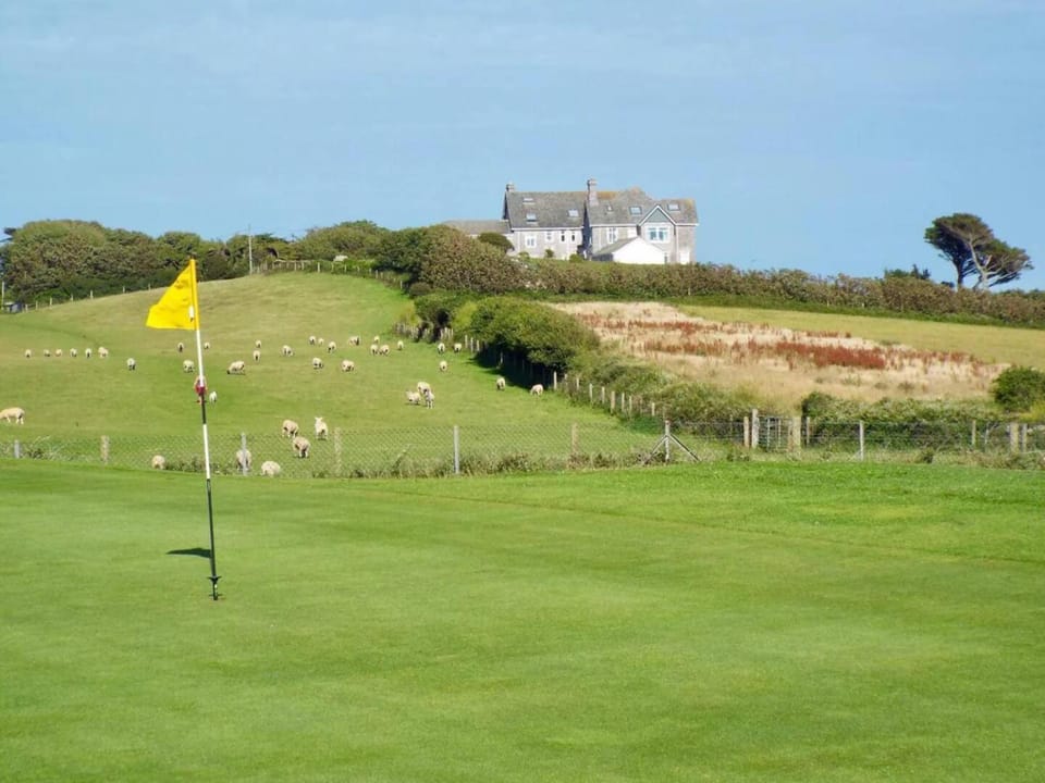 3 Linkside House, Thurlestone S Devon, near beach Apartment in England