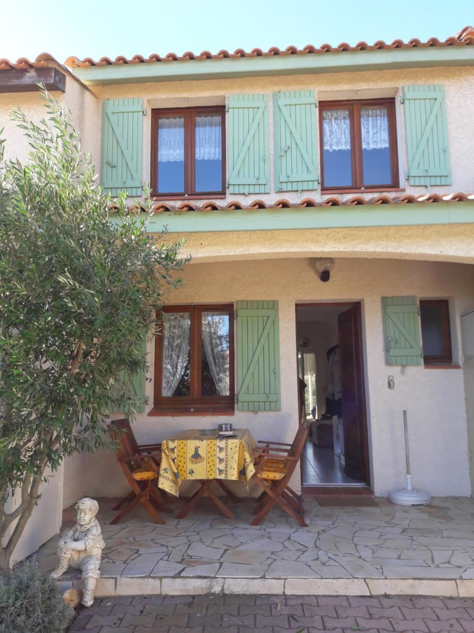 Property building, Balcony/Terrace, Dining area