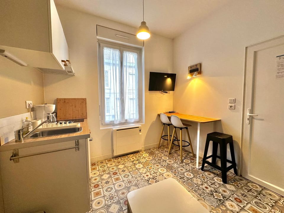 Kitchen or kitchenette, Dining area, stove