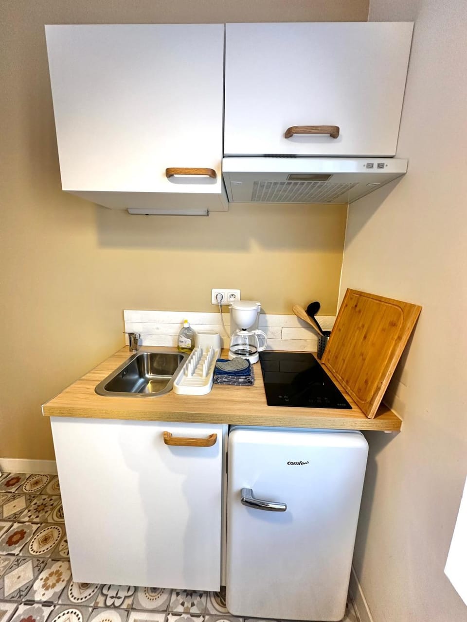 Coffee/tea facilities, Kitchen or kitchenette, stove