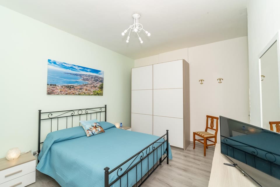 Photo of the whole room, Bedroom