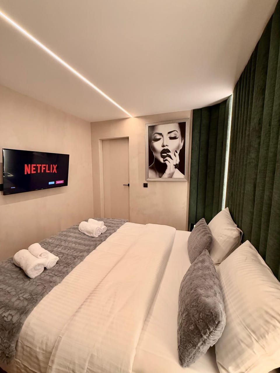 Bed, Bedroom, towels