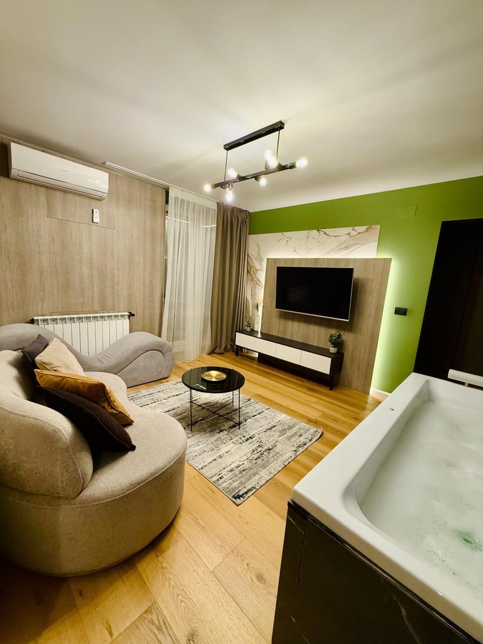 Hot Tub, TV and multimedia, Seating area, air conditioner