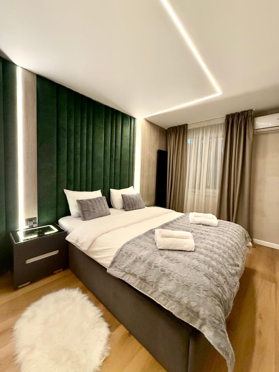 Bed, Photo of the whole room, Bedroom, towels