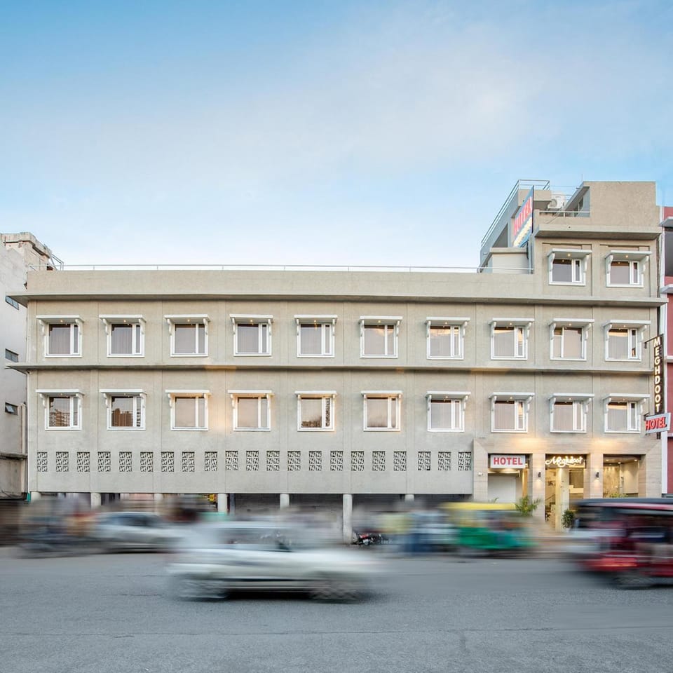 Property building, Facade/entrance, Day, Location, Parking