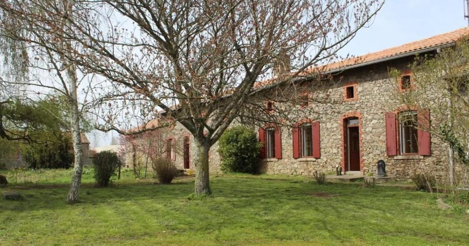 Gites dans le parc classé du Martreil House in Pays de la Loire