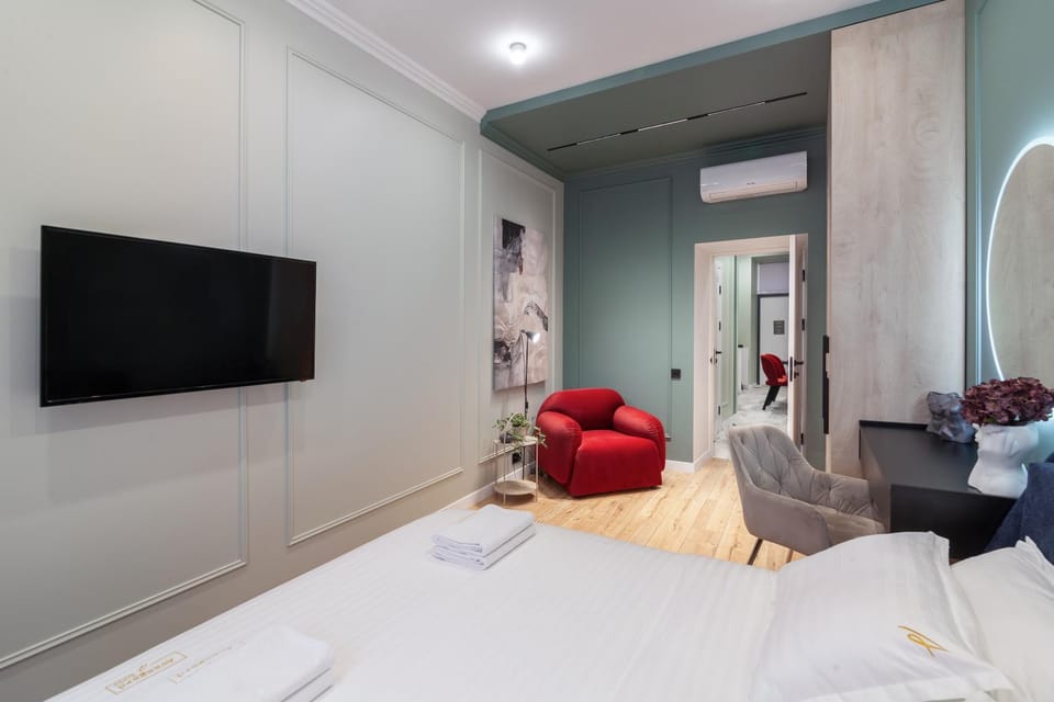Bed, TV and multimedia, Photo of the whole room, Seating area, Bedroom, towels