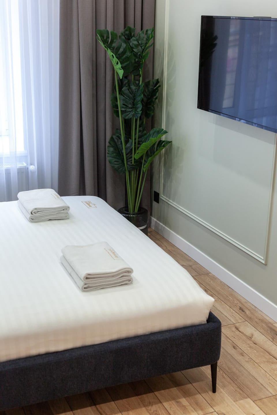 Bed, TV and multimedia, Photo of the whole room, Bedroom, towels