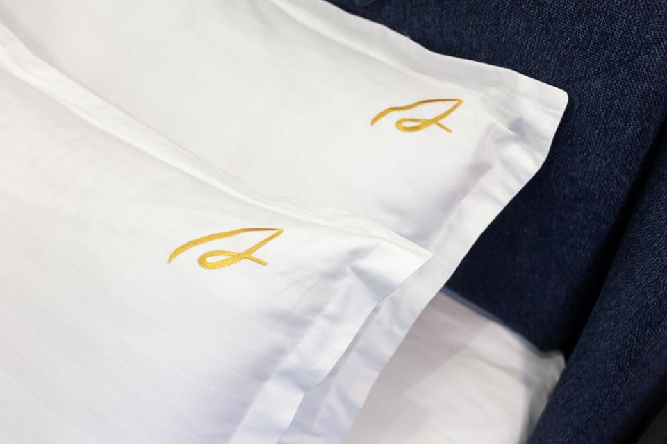 Bed, Photo of the whole room, Logo/Certificate/Sign, Bedroom, towels