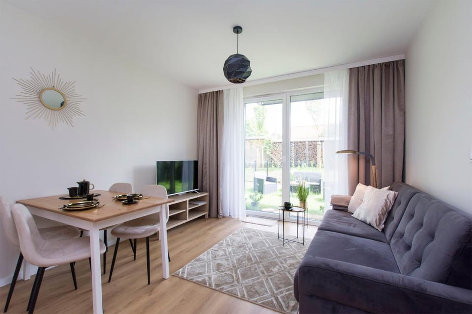Garden, TV and multimedia, Living room, Decorative detail, hair dresser, internet