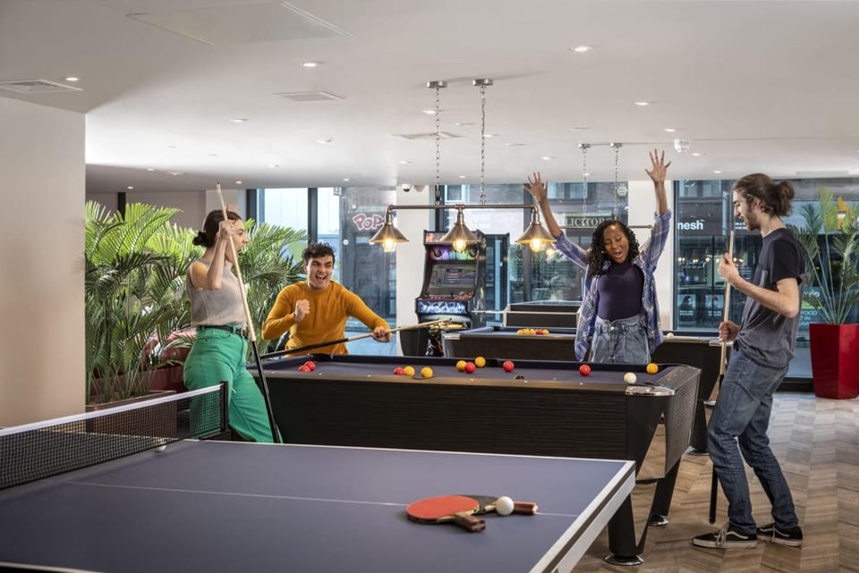 Billiard, Game Room