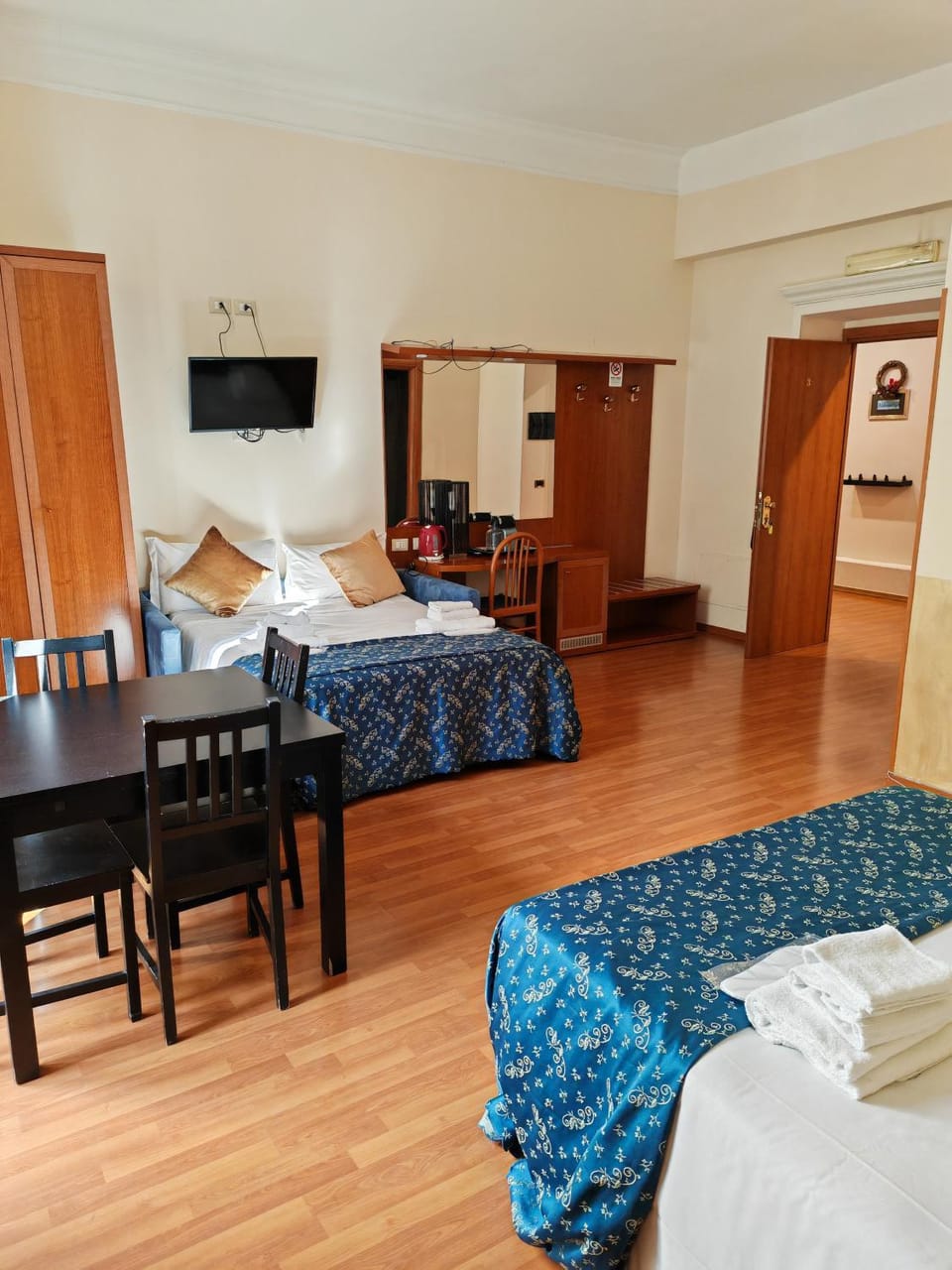 Bed, TV and multimedia, Photo of the whole room, Evening entertainment, Bedroom, wardrobe