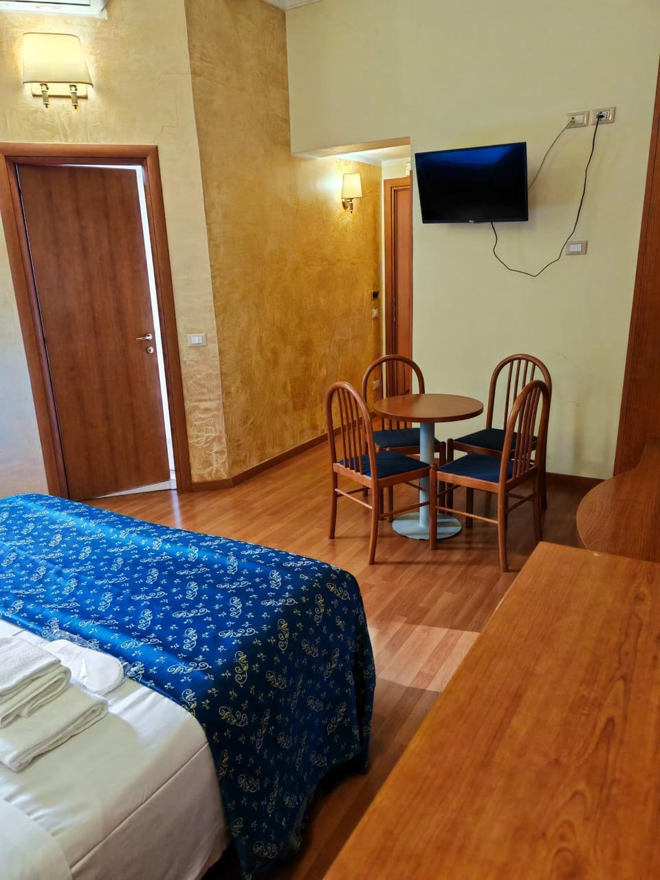 Communal lounge/ TV room, Bed, TV and multimedia, Photo of the whole room, wardrobe