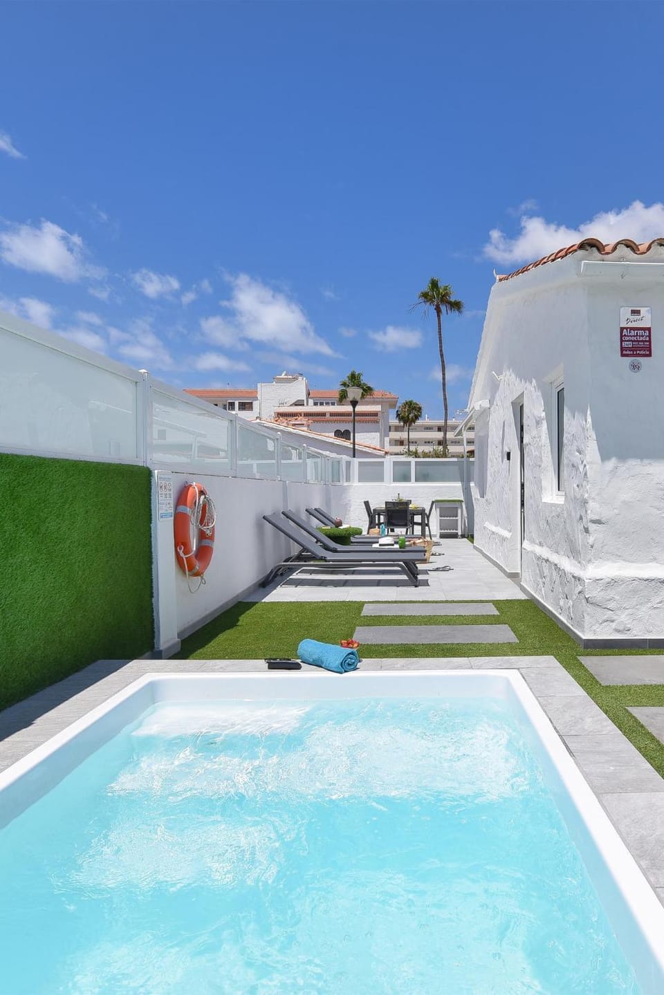 Swimming pool, sunbed