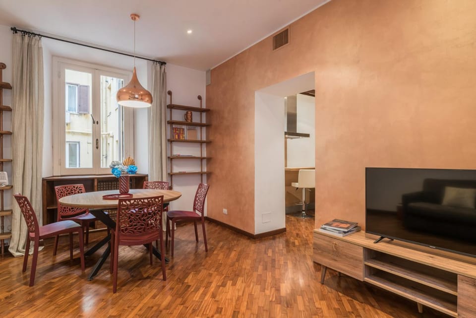 TV and multimedia, Kitchen or kitchenette, Living room, Seating area, Dining area
