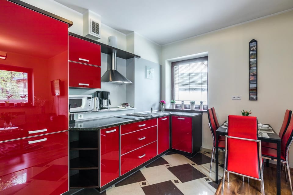 Kitchen or kitchenette, Dining area