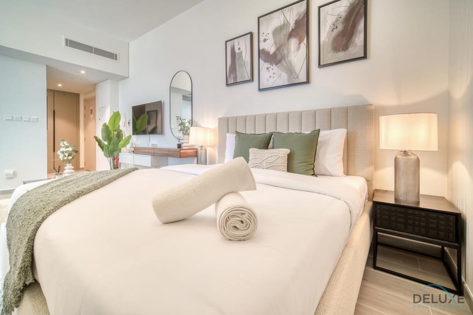 Bed, TV and multimedia, Photo of the whole room, Bedroom, towels