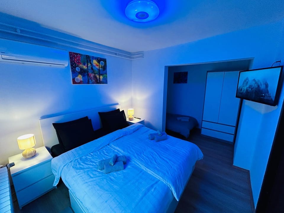Communal lounge/ TV room, Bed, TV and multimedia, Bedroom, wardrobe