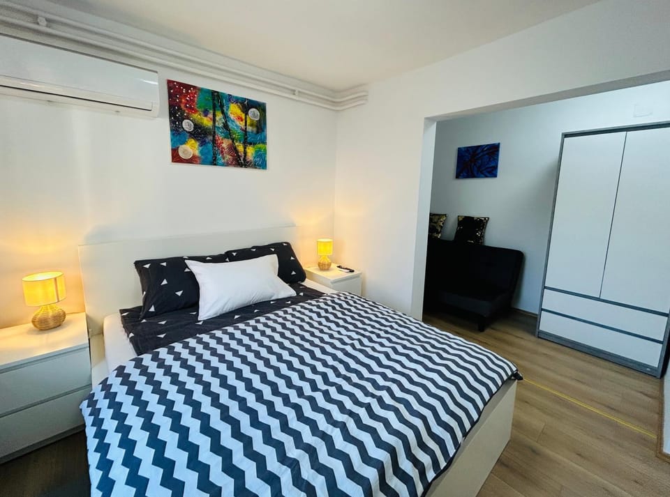 Bed, TV and multimedia, Bedroom, wardrobe