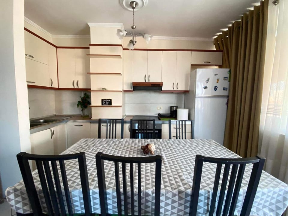 Kitchen or kitchenette, Dining area, oven